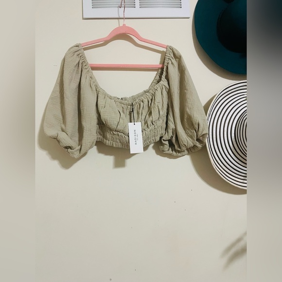 It’s a top (Madison The Label) and skirt set Uniclo Gorgeous piece - Picture 4 of 5